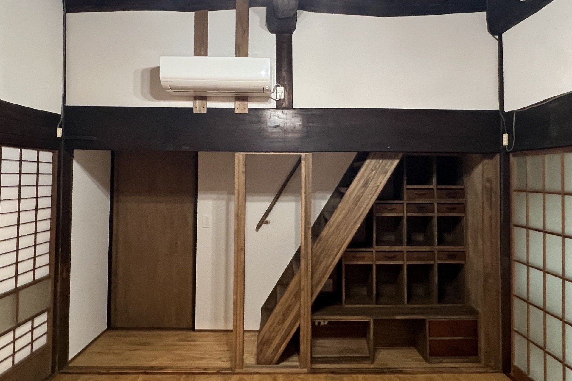 H邸階段下スペース